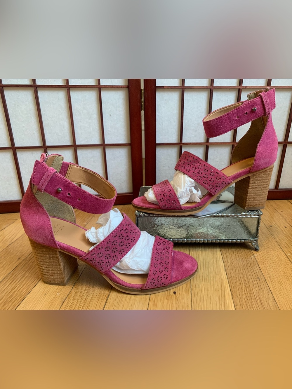 NWOB FRYE & CO Rose/Pink Suede Perforated Ankle Strap Back Zip Heels Size 7.5M